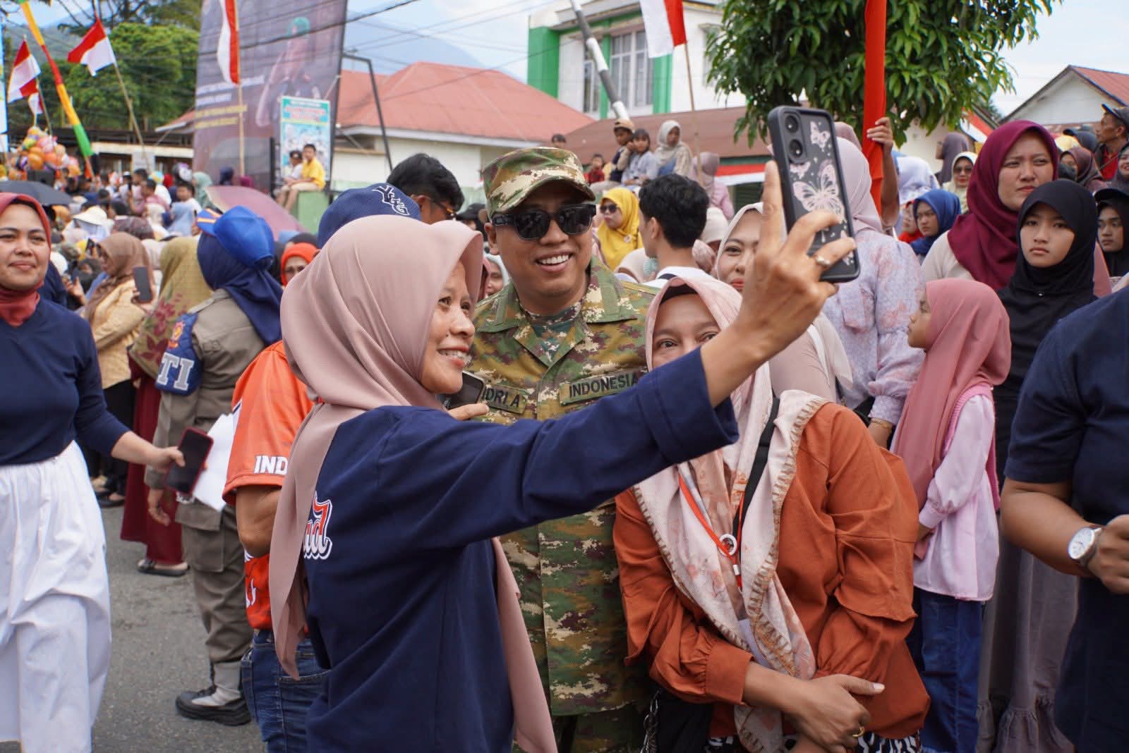 Wako Hendri swapoto dengan warga di pawai alegoris, Senin (18/8/2025) kemaren.